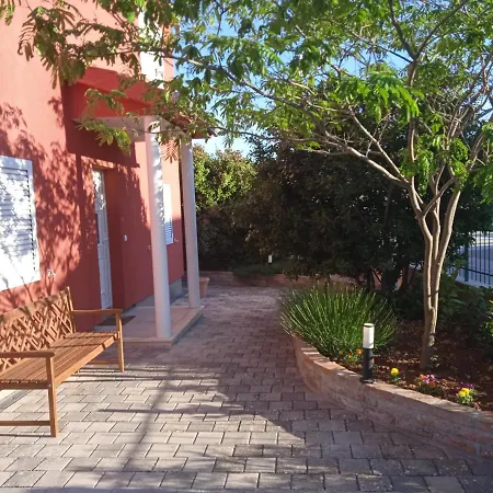 Βίλα Red House *