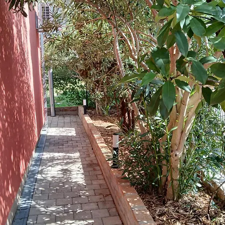 Red House Βίλα